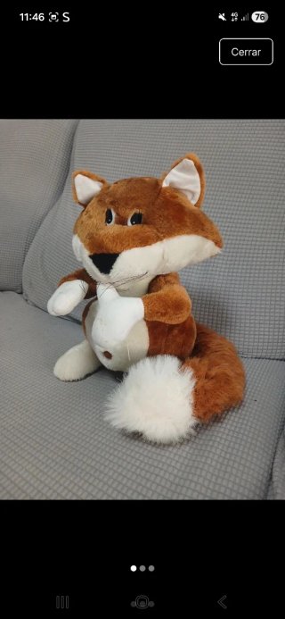 Peluche de zorro marrón y blanco