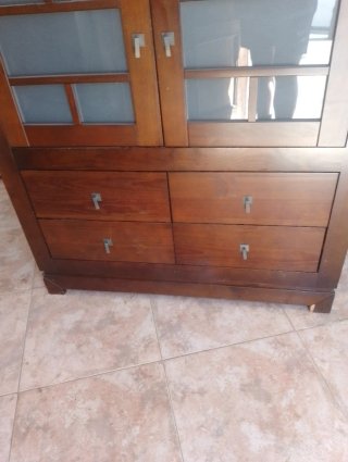 Libreria in legno con vetrine