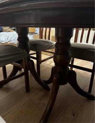 Conjunto de Comedor: Mesa Ovalada y 4 Sillas