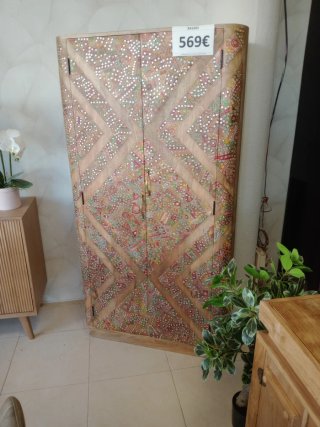 Armario de madera con diseño étnico