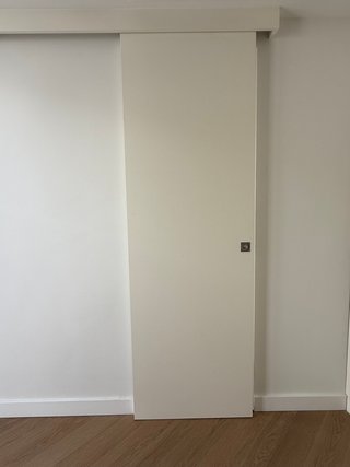Puerta corredera blanca con faldón