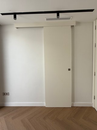 Puerta corredera blanca con faldón