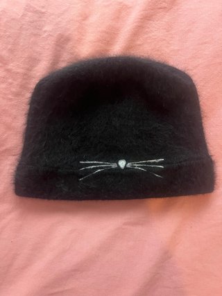 Gorro negro con cara de gato