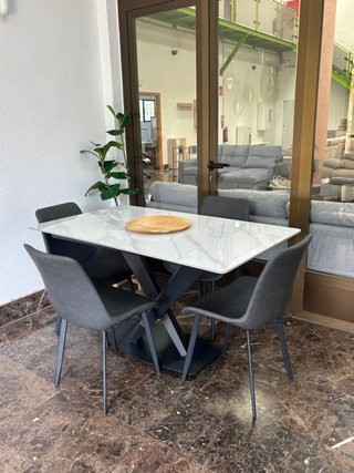Mesa comedor Pandora con 4 sillas grises