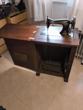 Máquina de coser antigua con pie de madera