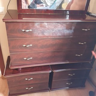 Conjunto Dormitorio: Cómoda, Espejo y 2 Mesitas