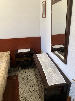 Conjunto de Dormitorio: Mesita y Cómoda