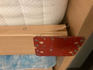 Cama nido con cajones rojos
