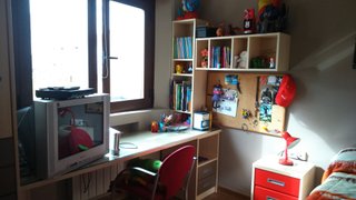 Habitación Juvenil con Armario y Estanterías