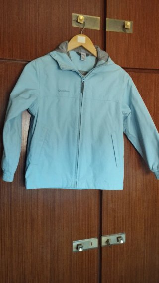 Chaqueta Quechua celeste con capucha