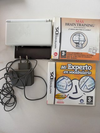 Nintendo DS Blanca con Cargador y dos juegos