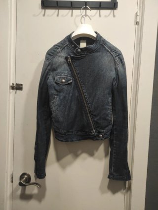 Cazadora vaquera estilo biker