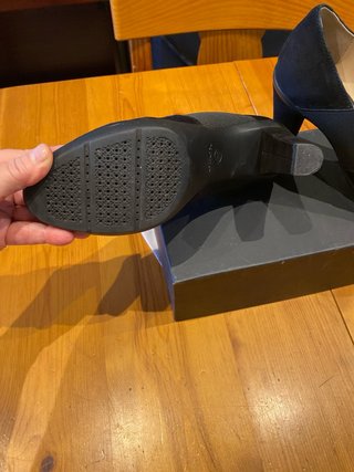 Zapato salón tacón negro ante