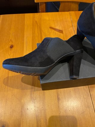 Zapato salón tacón negro ante