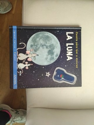 La luna: cuento para leer a oscuras