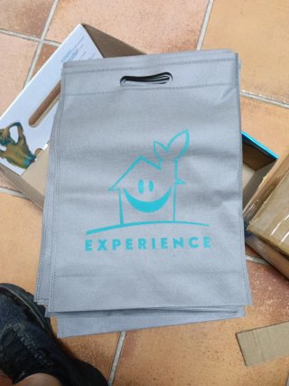Bolsas de tela grises con logo Experience