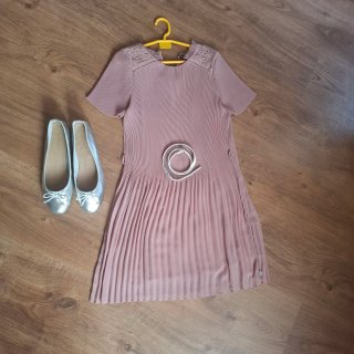 Vestido rosa plisado con zapatos plateados