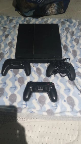 PS4 (PlayStation 4) Negra + 3 Controles