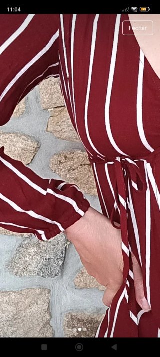 Vestido transpassado com listras