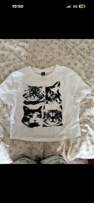Camiseta blanca con estampado de gatos