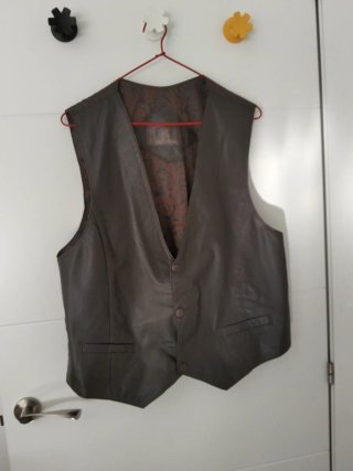 Chaleco de piel y tela