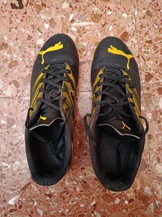 Zapatillas de fútbol sala Puma negras y amarillas