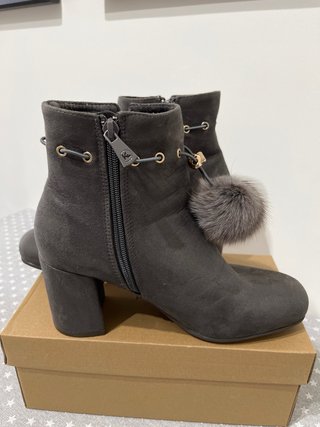Botines ante gris con pompones