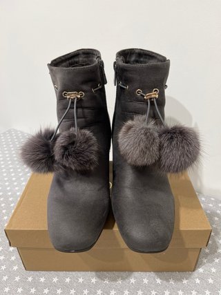 Botines ante gris con pompones