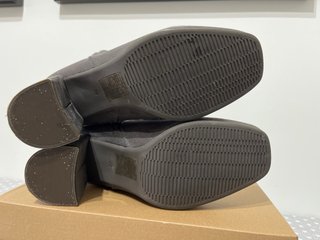 Botines ante gris con pompones