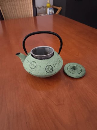 Tetera de hierro verde con filtro