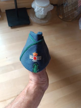 Gorro militar azul con insignia