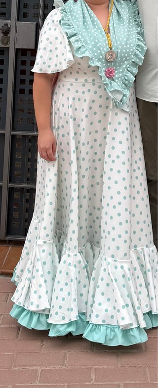 Traje de flamenca con mantoncillo