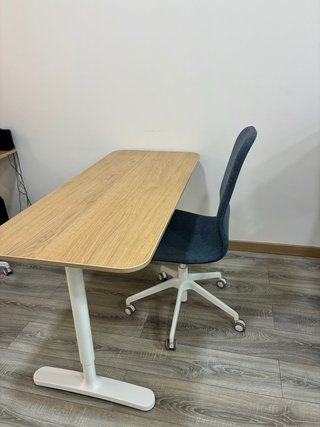 Mesa de oficina y silla