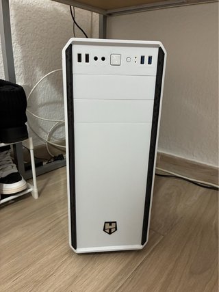 Torre de PC Blanca con Teclado y Ratón