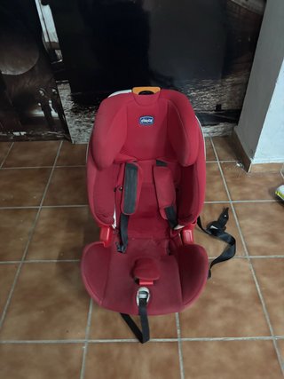 Silla de coche Chicco roja con isofix