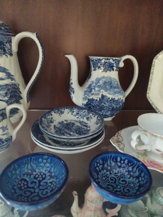 Set de Loza Antigua con Motivos Paisajistas