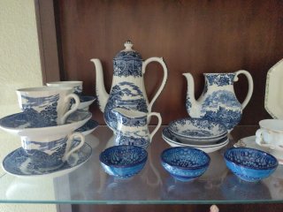 Set de Loza Antigua con Motivos Paisajistas