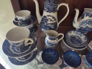 Set de Loza Antigua con Motivos Paisajistas