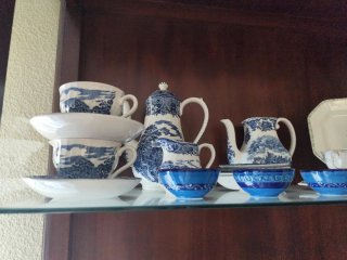 Set de Loza Antigua con Motivos Paisajistas