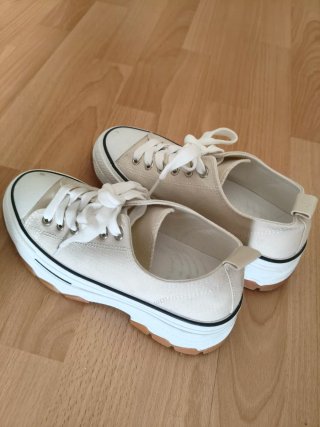 Zapatillas casuales beige y blancas