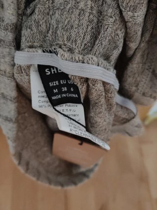 Vestido de punto beige con cuello alto