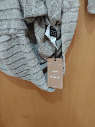 Vestido de punto beige con cuello alto