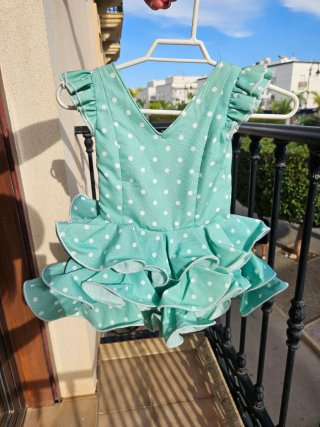 Traje de flamenca para niña con mantoncillo.