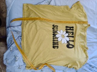 Camiseta amarilla con estampado Hello Sunshine