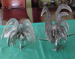 Par de Figuras de Gallos en Metal Plateado