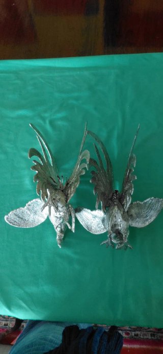 Par de Figuras de Gallos en Metal Plateado