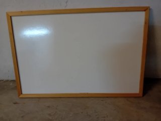 Pizarra blanca con marco de madera