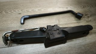 Gato mecánico y llave de cruz coche