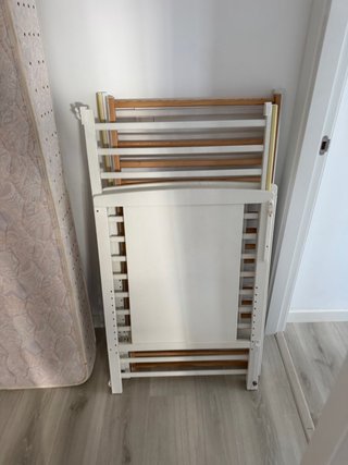 Cuna de madera y blanca, de IKEA