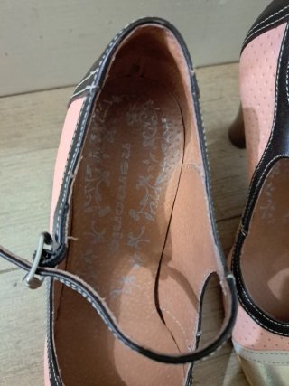 Zapatos de tacón dorados y rosas